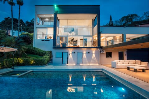 Elegant Villa in Envigado | Pool + Provenza 13min
