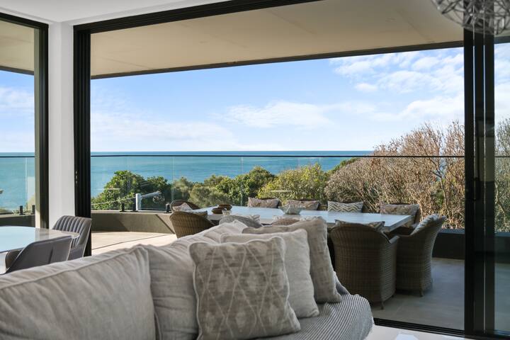 Diamond Waters Forster Serene 4BR Panoramic Views. gallery image 3