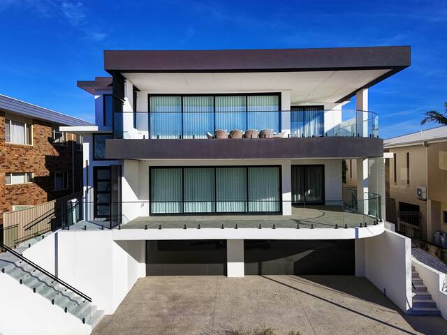 Diamond Waters Forster Serene 4BR Panoramic Views. gallery image 2