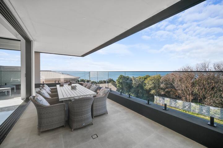 Diamond Waters Forster Serene 4BR Panoramic Views. gallery image 4