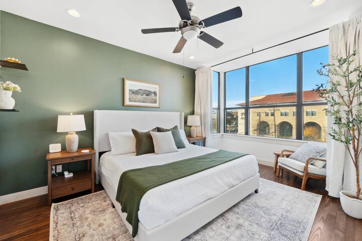 Walk to Magnolia Ave • Luxe Rooftop Patio gallery image 2