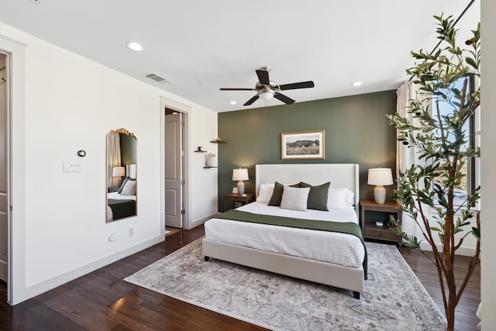 Hlavná spálňa na 3. poschodí: manželská posteľ s pamäťovou penou, zrkadlo po celej dĺžke, elektrický krb (predvolené nie je žiadne vyžarovanie tepla; môže povoliť teplo), zvukový prístroj, nabíjacie rozbočovače, zatemňovacie závesy. Zbaľte sa a hrajte sa na požiadanie (a matrac, posteľná bielizeň). 