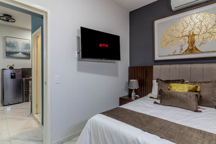 Cama Queen, Smart tv, buros