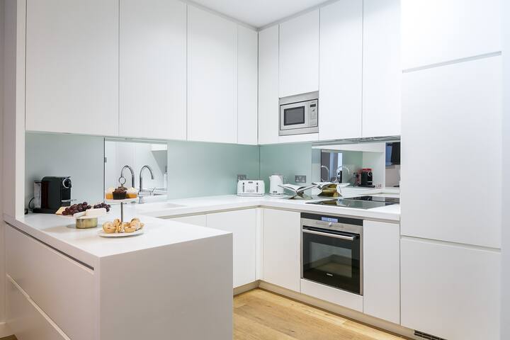 Chic 2BR duplex steps from Hyde Park gallery image 2