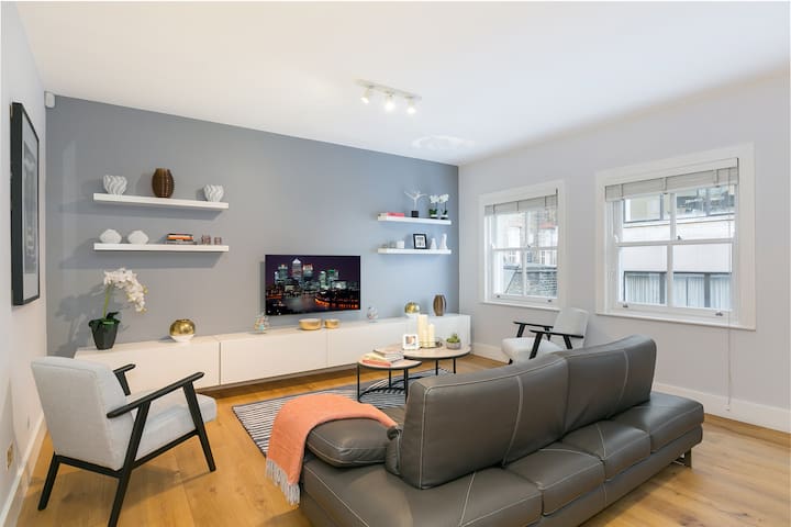 Chic 2BR duplex steps from Hyde Park