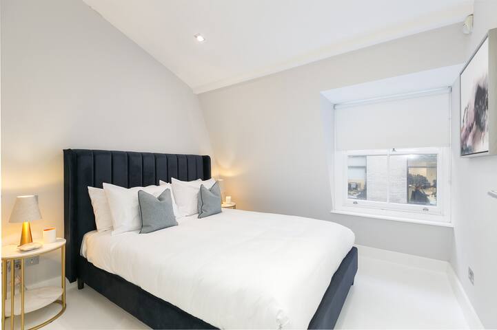 Chic 2BR duplex steps from Hyde Park gallery image 4