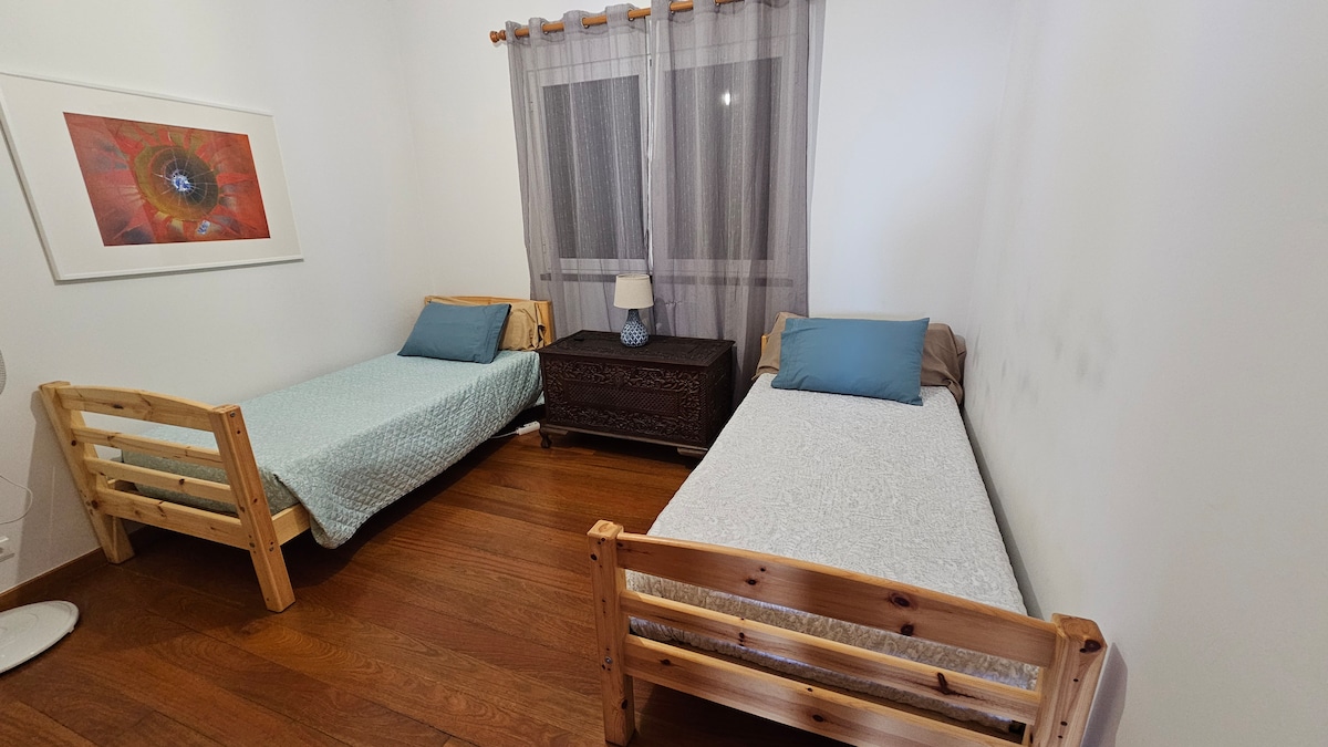 Quarto com duas camas individuais.