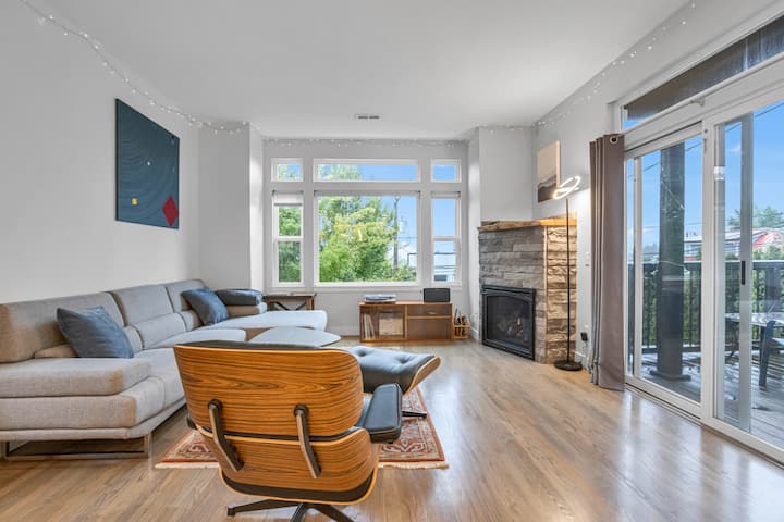 Hot Tub House: Light Rail, Dream Kitchen & Cinema - Seattle
