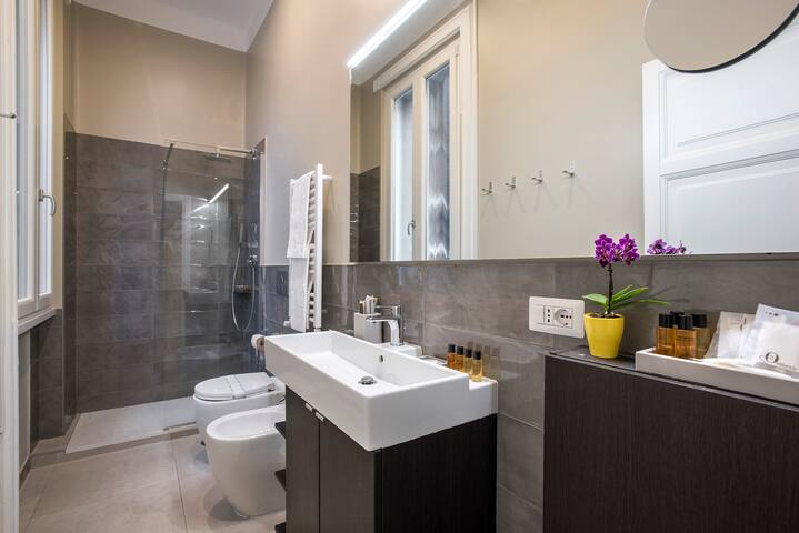 Sunny 2-Bedroom Flat near Vatican&Trastevere, Rome gallery image 4