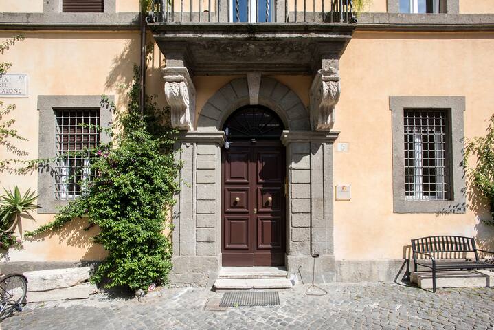 Sunny 2-Bedroom Flat near Vatican&Trastevere, Rome gallery image 5