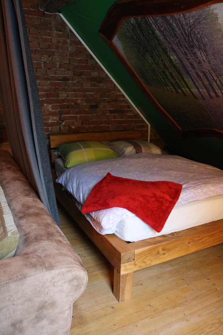 Posteľ v hlavnej izbe / obývacej izbe