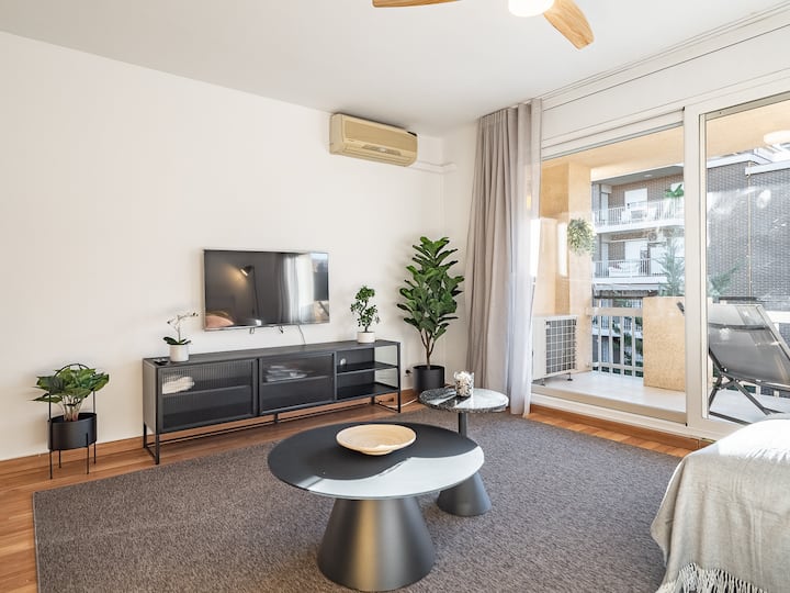 Bright Modern Room W/ Desk & Double Bed - Sabadell