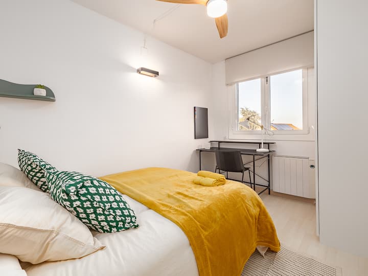 Room W/ Desk & Double Bed - Sabadell