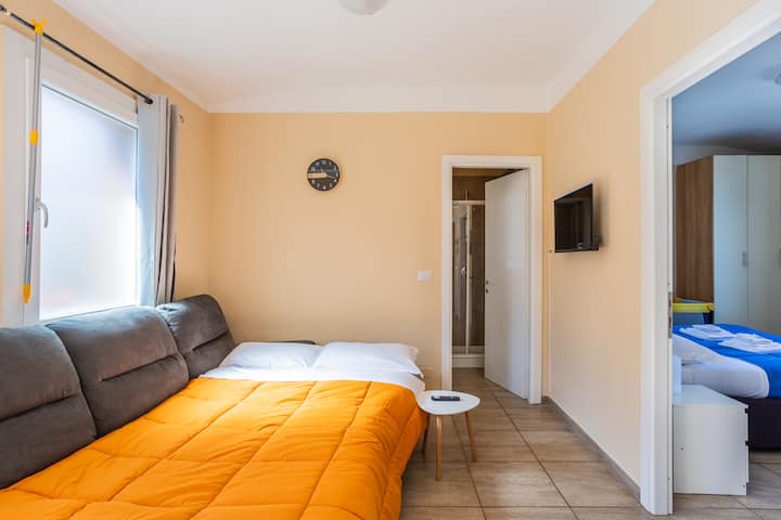  ห้องนั่งเล่นที่อบอุ่นพร้อมสมาร์ททีวีและเน็ตฟลิกซ์ เตียงโซฟาของเราออกแบบมาให้เปลี่ยนเป็นเตียงขนาดใหญ่และสะดวกสบายที่คุณสามารถผ่อนคลายและเพลิดเพลินกับการนอนหลับที่สดชื่นเหมือนอยู่ที่บ้าน