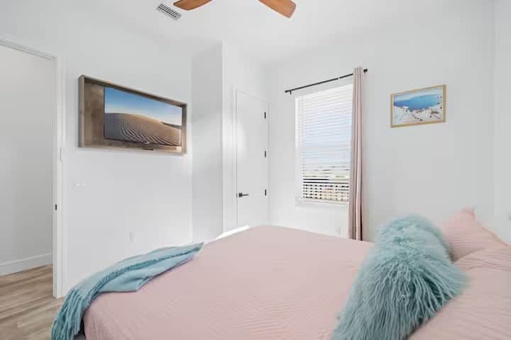 Chambre avec lit King Size et grande télévision connectée située à l'étage