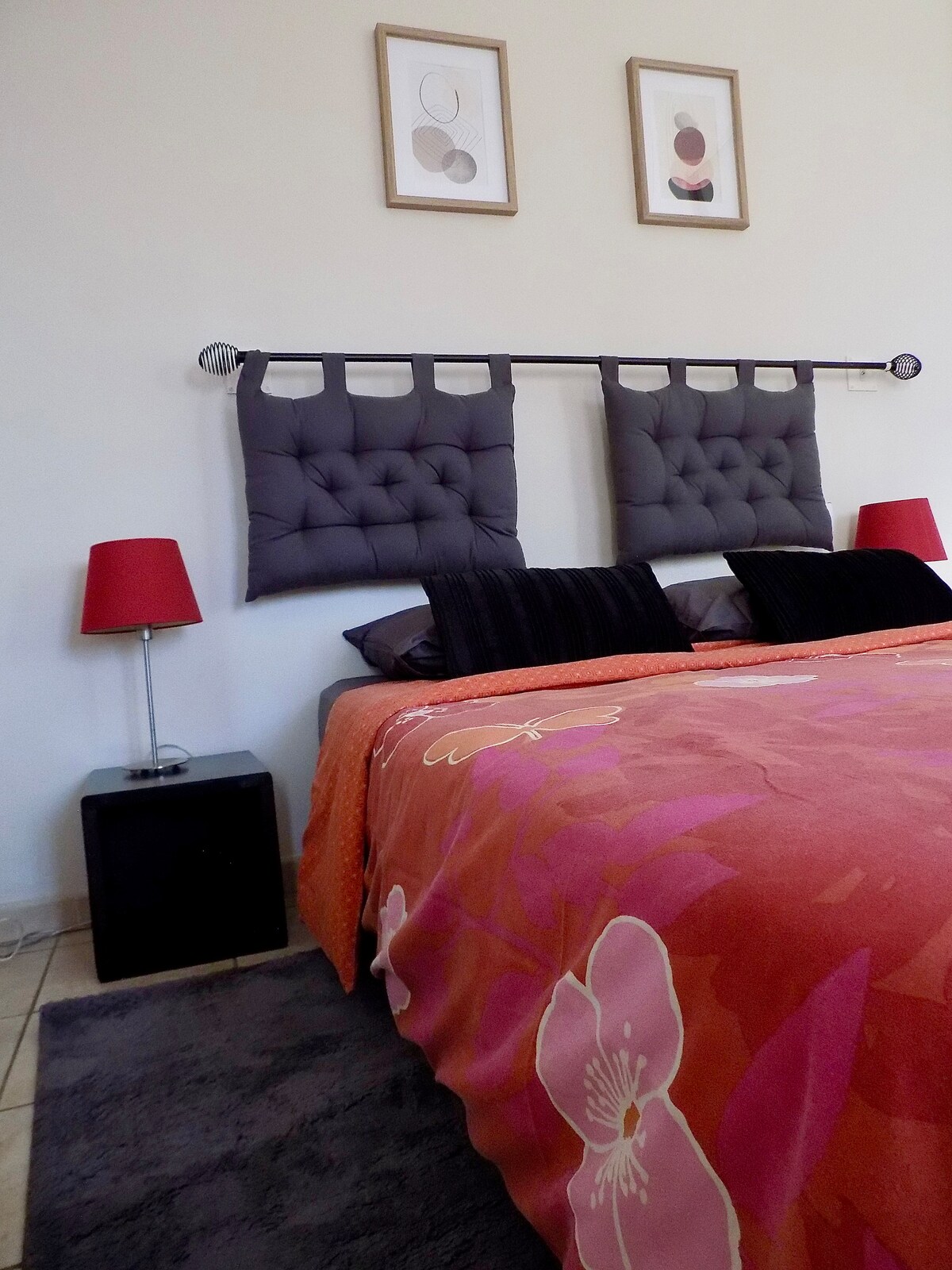 Уютен кът за спане, с двойно легло, нощни шкафчета, гардероб/висящ килер.