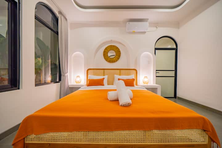 Simplicity Meets Comfort – A stylish and cozy bedroom with everything you need for a relaxing stay.