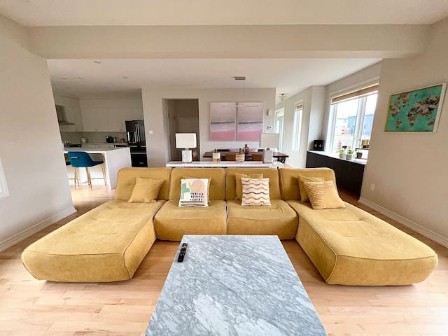 Home by Barrhaven Marketplace 5BR* & 3.5BATH