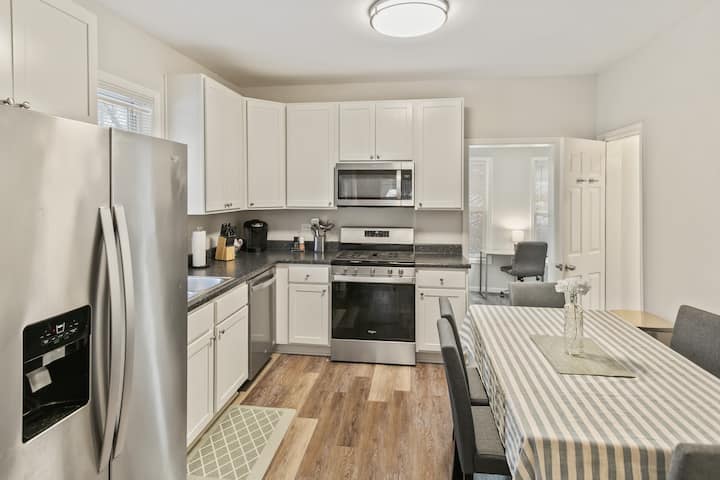 Charming Home With 3 Bedrooms - 워키건