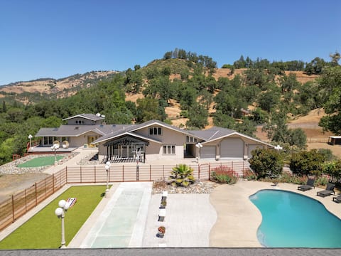Luxurious & Serene Estate: Sleeps 20, Pool, Games!