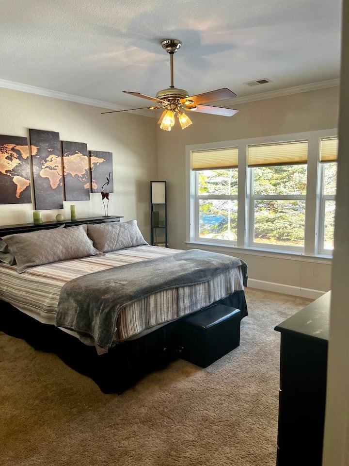 Veliki bračni krevet s nadmadracem od memorijske pjene. Udobno!  Otvoreni pogled na teren za golf iz spavaće sobe. Sjenila na prozorima funkcioniraju od vrha do dna i odozdo prema vrhu kako bi se zajamčila privatnost.