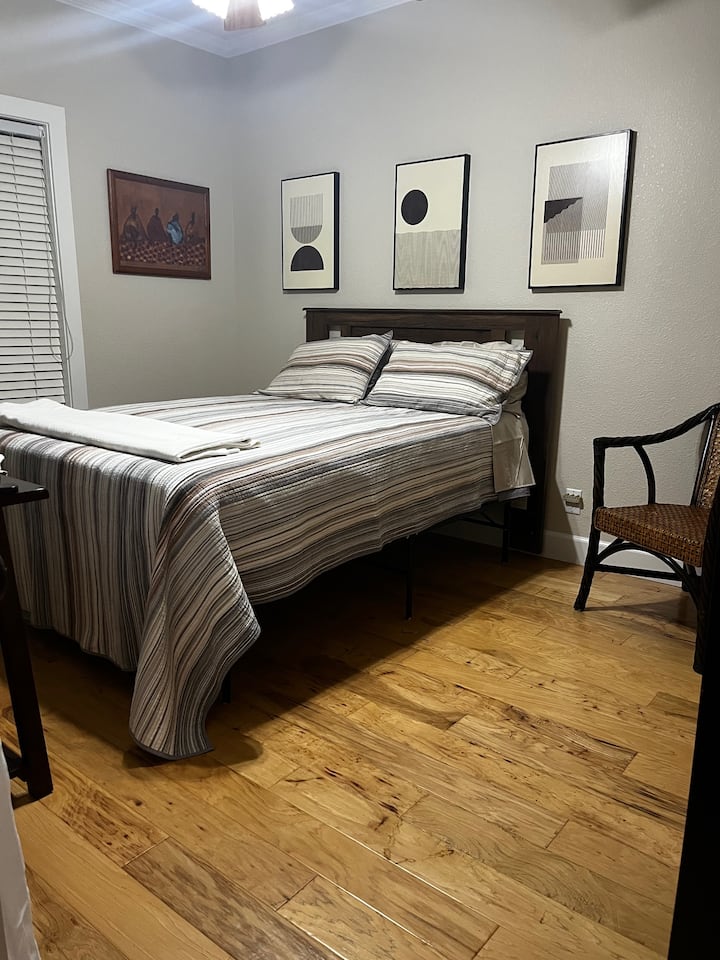 Ova soba je slatka!  The bed is a Brand new Sealy Posturepedic Pillow top bed. 1800.00 madrac!  Udobno!!