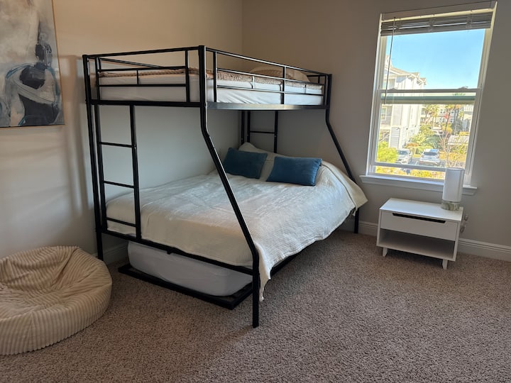 Dvostruki krevet na kat i krevet na razvlačenje za dvije osobe, savršeni za djecu ili dodatne goste.