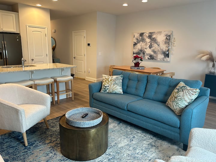 U dnevnom boravku nalazi se kauč s bračnim krevetom koji nudi dodatni prostor za spavanje i fleksibilnost za vašu grupu.