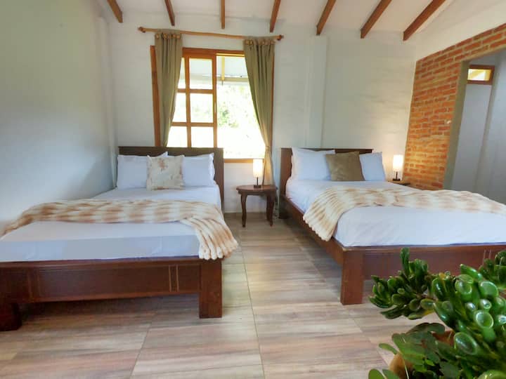 Habitacion amplia, con dos camas dobles.