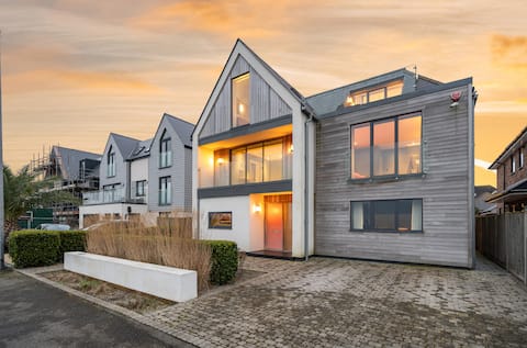 Whitstable | Sea View | Heated Pool | Games Room