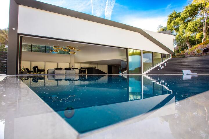 Beverly Hills Luxurious 4BR Villa w/ Pool & Views gallery image 2