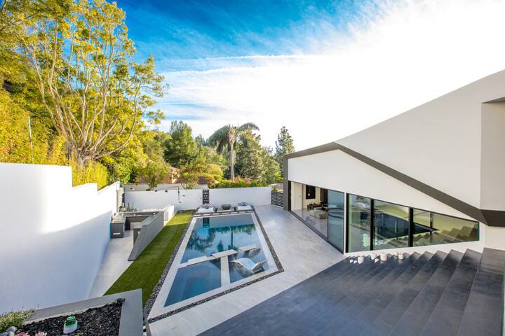 Beverly Hills Luxurious 4BR Villa w/ Pool & Views gallery image 3