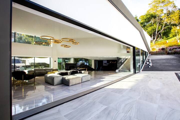 Beverly Hills Luxurious 4BR Villa w/ Pool & Views gallery image 4