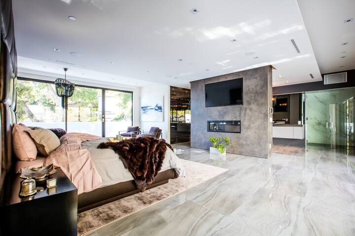 Beverly Hills Luxurious 4BR Villa w/ Pool & Views gallery image 5