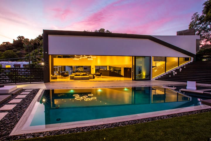 Beverly Hills Luxurious 4BR Villa w/ Pool & Views