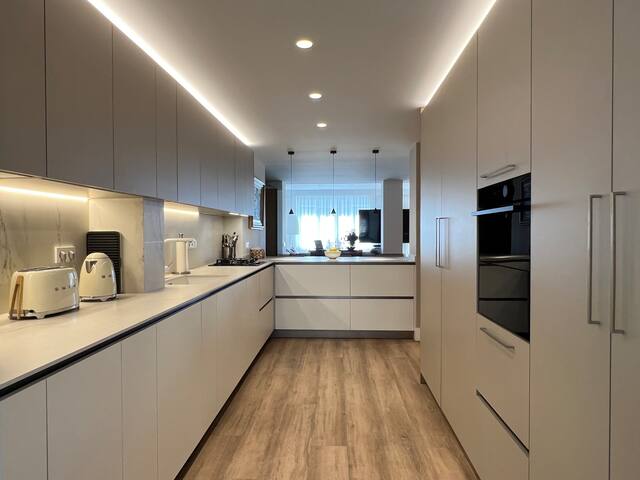Bright spacious luxury apartment gallery image 5