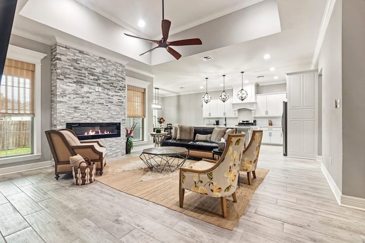 Heart Of Lake Charles
New Modern 3br/3ba - Lake Charles, LA