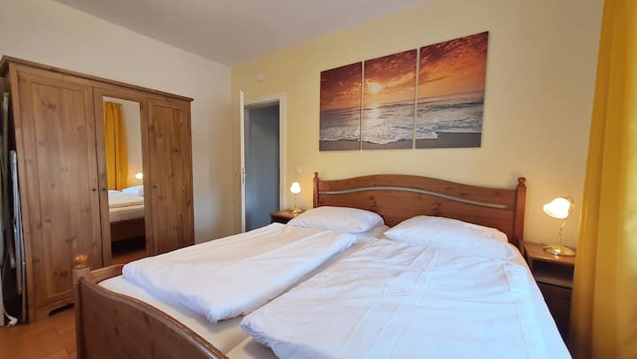 Chambre côté cour avec grand placard