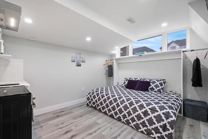 ห้องนอนกว้างขวางพร้อมเตียงนอนสบายๆและไฟเหนือศีรษะสว่างสดใส