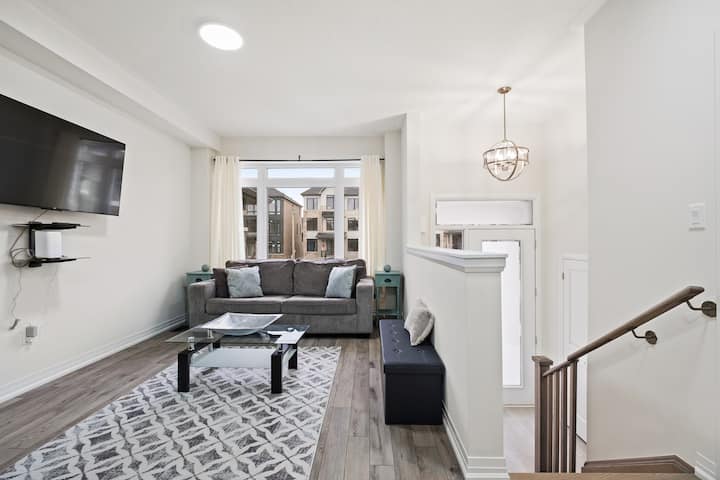 พื้นที่นั่งเล่นกว้างขวางพร้อมโซฟาที่สะดวกสบายและการตกแต่งที่ทันสมัย

หมายเหตุ: เก้าอี้นวมและเก้าอี้ยาวและของเล็กๆ น้อยๆ บางอย่างไม่ได้อยู่ในห้องพักอีกต่อไปและได้ถูกเปลี่ยนเป็นที่นั่งแบบอื่นแล้ว 
