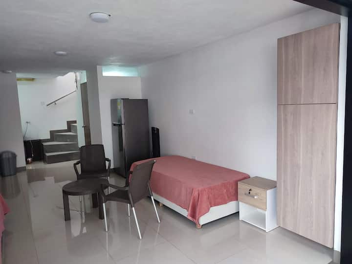 غرفة وقوف السيارات، سريروفير سرير ومطبخ وملابس ومنطقة الحمام 