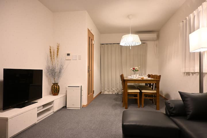 餐桌可供6人使用，沙发可供5人放松，
有一台大电视。宽敞的空间配有空调和暖气。