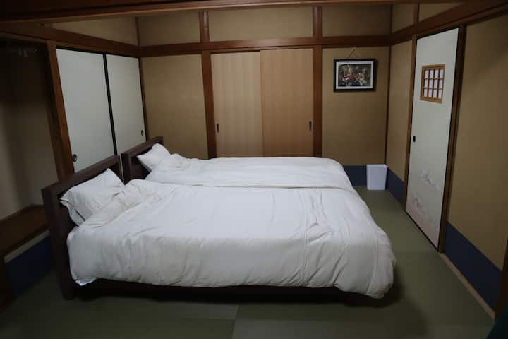 Ის იტევს მაქსიმუმ 4 ადამიანს 3 ერთადგილიანი საწოლითა და გასაშლელი დივნით.
3 ორადგილიანი საწოლიდან ერთ-ერთი აწყობილია და გამოიყენება მხოლოდ 4 ადამიანისთვის.
Დაუკავშირდით ოთახს და წინა მხარის უკანა მხარეს არის მინი-სამზარეულო, საშხაპე ოთახი და ცხელი წყლის სარეცხი ოთახი.
Ამას გარდა, კამელიის ოთახისთვის განკუთვნილი ცხელი წყაროს სააბაზანო ხსნის მარჯვნივ მდებარე ფუსმას და უკავშირდება მარცხნივ.