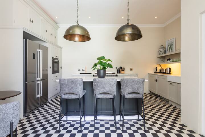 Queen’s Road Mansion – 5 Bedroom Victorian | Pool gallery image 4