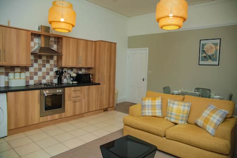 Top Airbnb: Huge Discount - Elms West. Free Wi Fi and Parking in Sunderland
