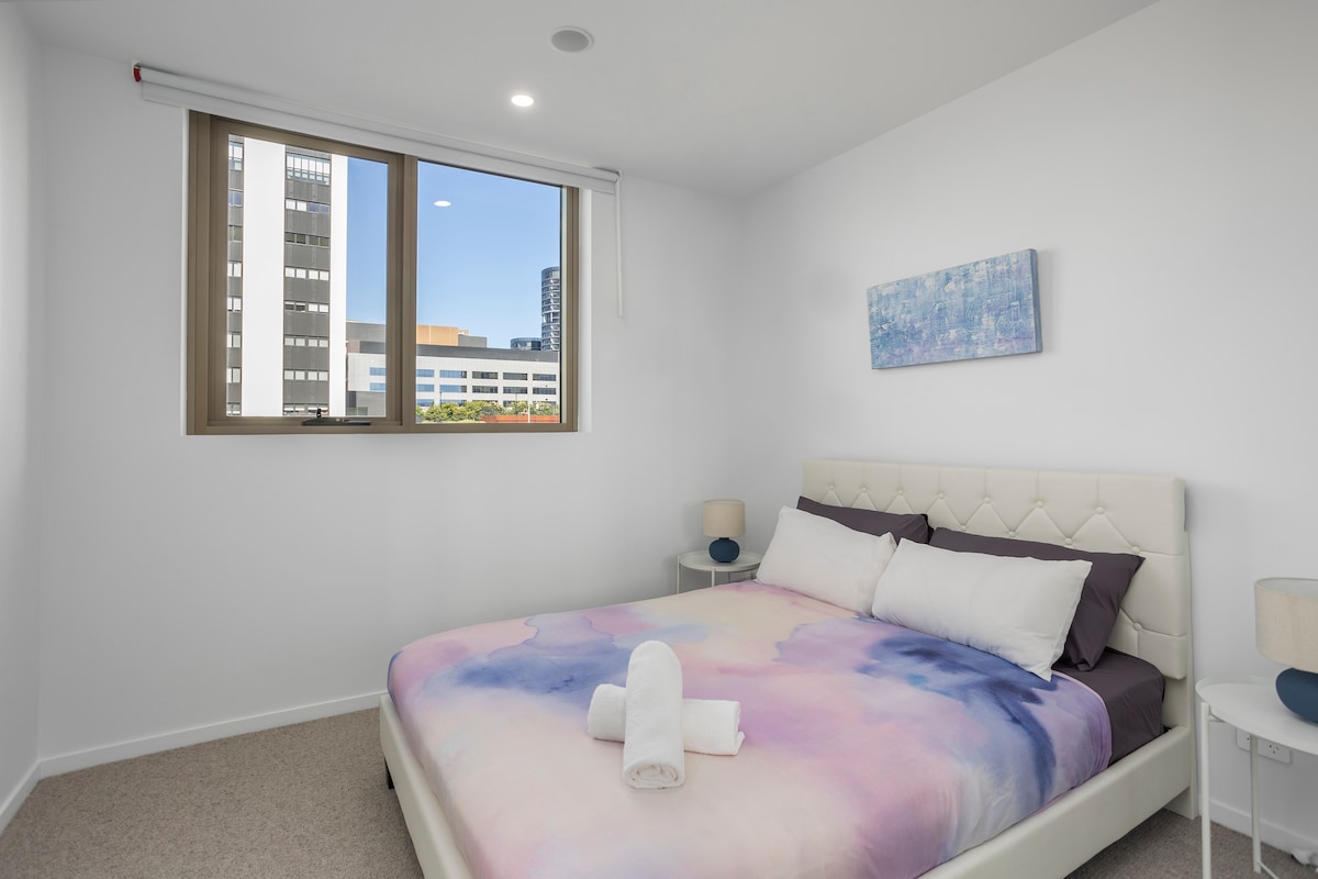 Nuestro acogedor dormitorio secundario ofrece un espacio tranquilo para descansar, con una cama de tamaño completo vestida con sábanas suaves. La relajante paleta de colores y el arte mural sutil crean un entorno tranquilo, lo que garantiza un sueño rejuvenecedor.