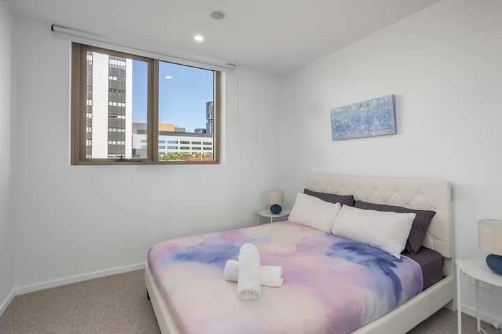 ห้องนอนรองที่อบอุ่นของเรามีพื้นที่เงียบสงบสำหรับการพักผ่อนมีเตียงขนาดใหญ่ที่ตกแต่งด้วยผ้าปูที่นอนนุ่มๆ จานสีที่สงบและศิลปะบนผนังที่ละเอียดอ่อนสร้างสภาพแวดล้อมที่สงบเพื่อให้นอนหลับได้อย่างกระปรี้กระเปร่า