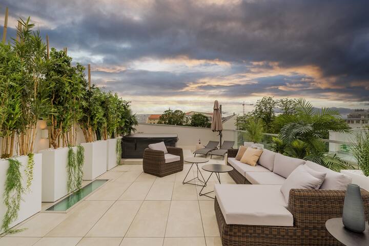 Luxury Mid-Center Penthouse, Rooftop Views gallery image 4