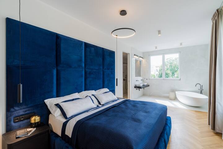 Luxury Mid-Center Penthouse, Rooftop Views gallery image 5