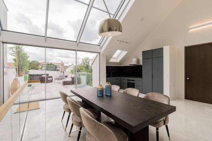 Luxury Mid-Center Penthouse, Rooftop Views gallery image 2